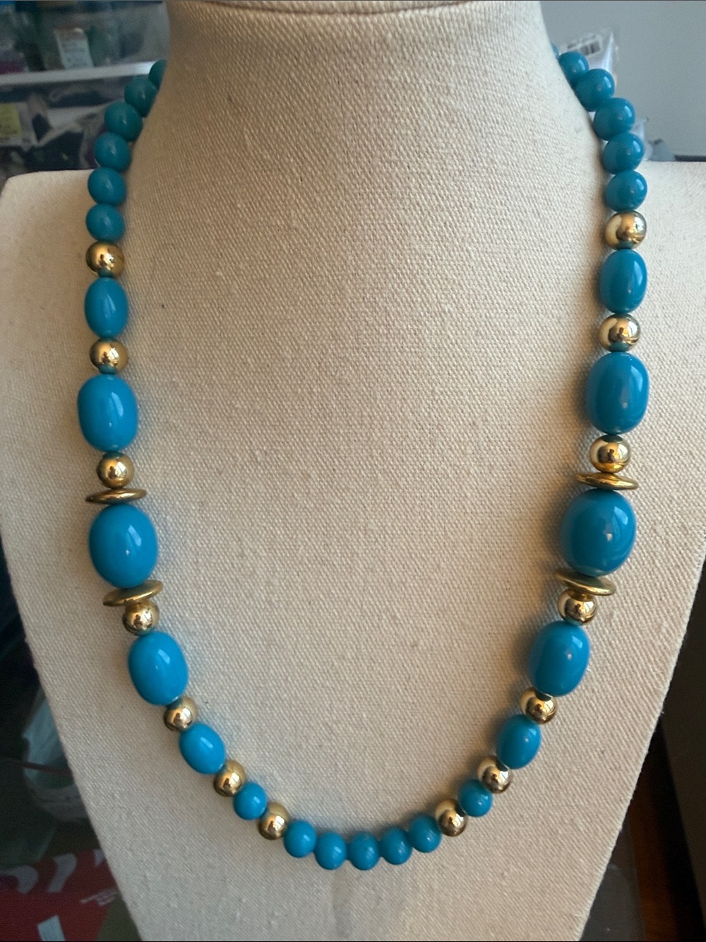 Faux Turquoise Single Strand Necklace w/Polished Gold Tone Round Disc Spacers.